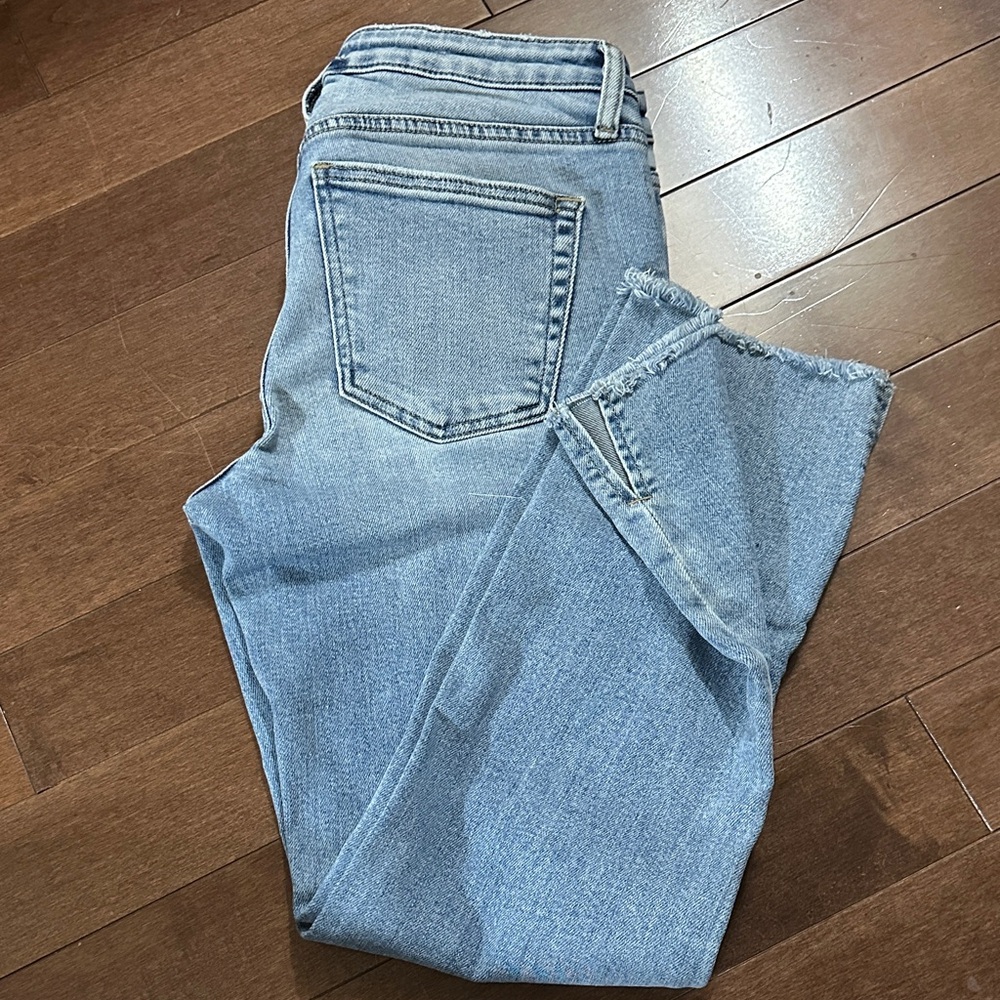 Sz 29/27🇨🇦⭐️Silver Most Wanted Mid- rise  Straight Crop  Frayed Slit Hem Jeans.